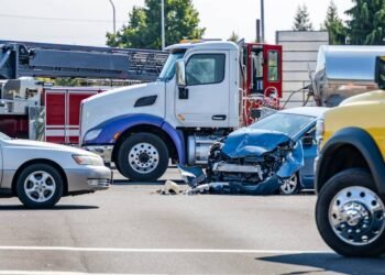 How Truck Accident Lawyers Investigate Big Rig Collisions